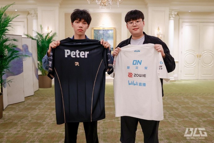 BLG俱乐部分享照片：ON与KT辅助选手Peter互换队服~