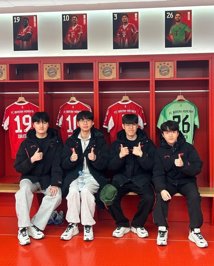 T1官方分享选手们参观拜仁主场的照片